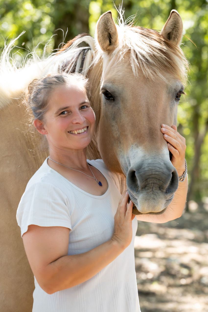 Marion Bartheye, monitrice d’équitation, aux côtés d’un cheval Fjord