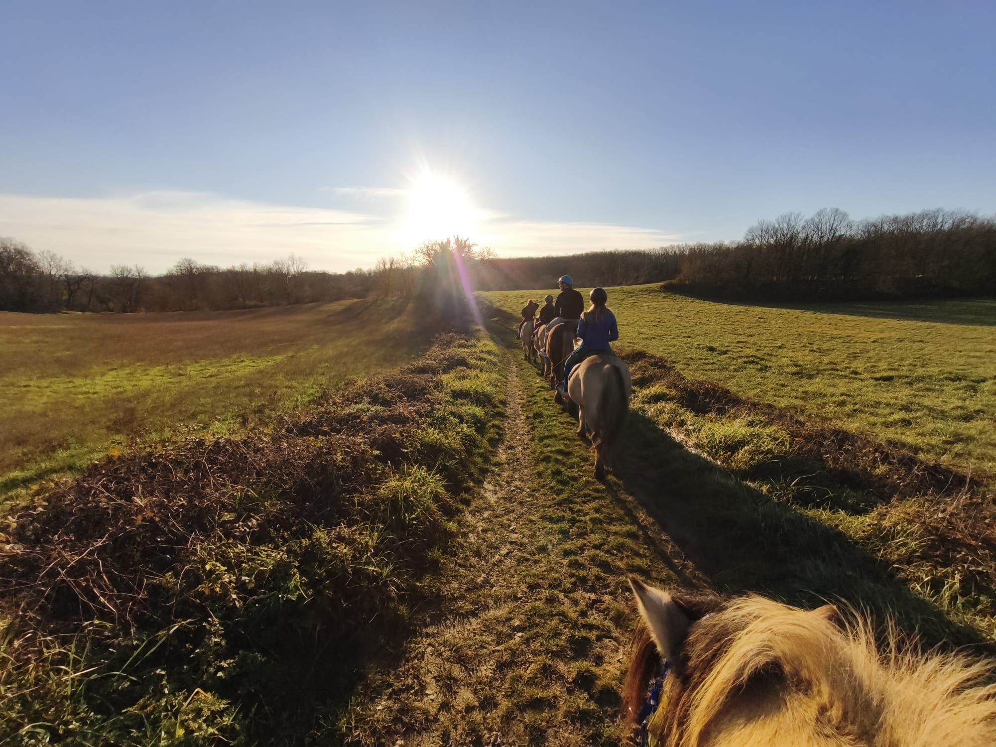 Chemin de campagne au coucher du soleil près de Parisot